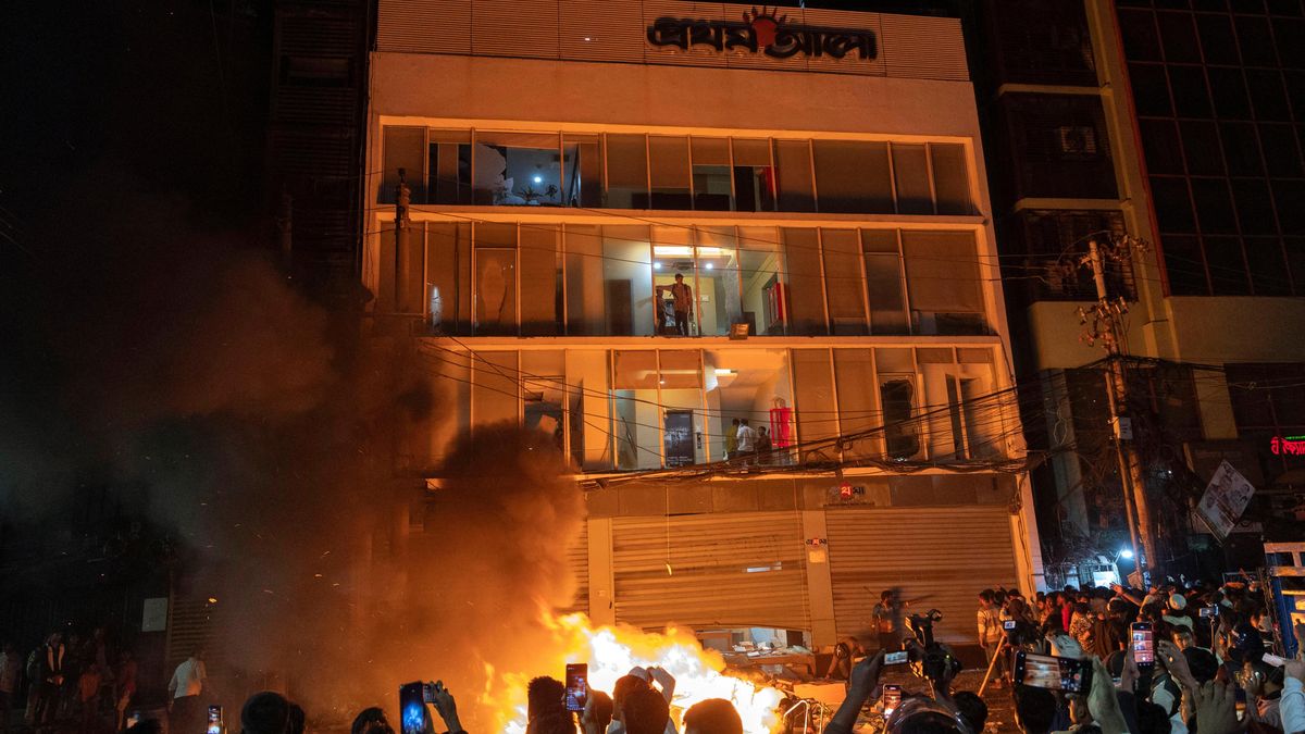 Rozzuřený dav v Bangladéši zapálil redakce dvou největších novin